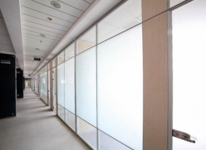 玻璃隔断在不同办公区域的分区满足不同的需求价值