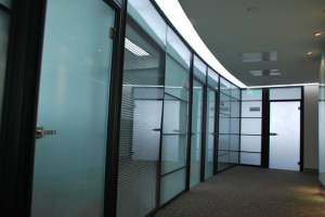 如何用玻璃隔断为办公楼空间进行优化资源配置