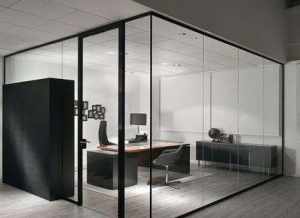 现代办公室为什么离不开玻璃隔断的点缀？