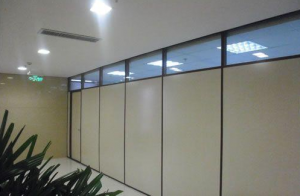 新颖办公室玻璃隔断装修 带来轻松活跃的工作环境