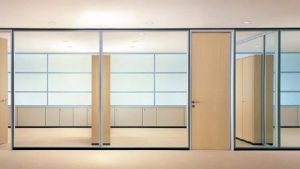 玻璃隔断占领现代具备创意办公室装修风格中