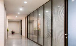 玻璃隔断广泛应用工作间装修设计