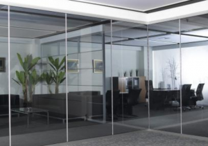 用办公玻璃隔断来改善员工的工作环境
