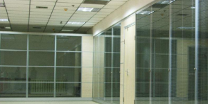 铝合金玻璃隔断在办公装饰里面的应用