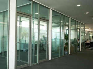 分隔办公空间应优先使用玻璃隔断